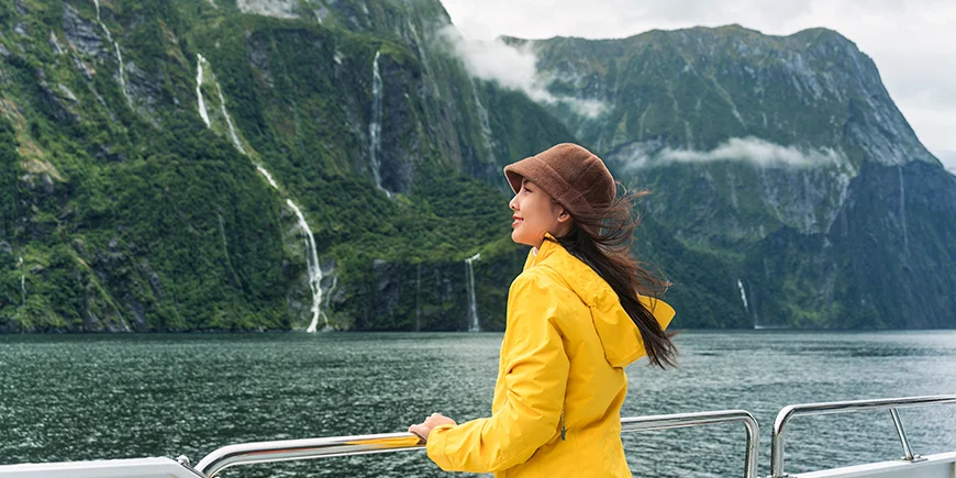 Frau segelt im Milford Sound in Neuseeland