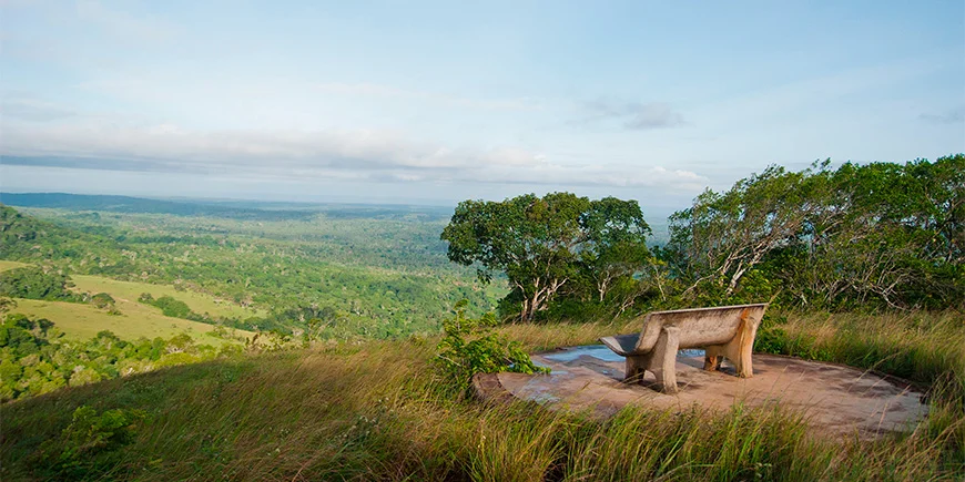 Bank mit Blick auf die Shimba Hills in der Nähe von Mombasa in Kenia
