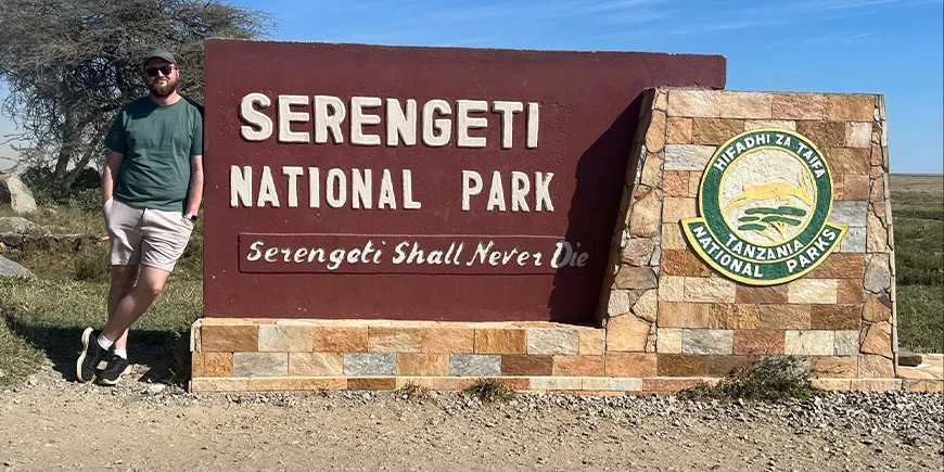 Liam am Eingang zur Serengeti