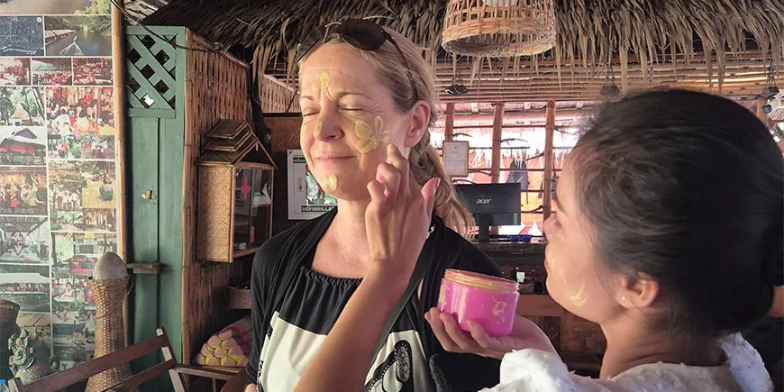 Britta lässt sich von einem lokalen Einwohner das Gesicht bem