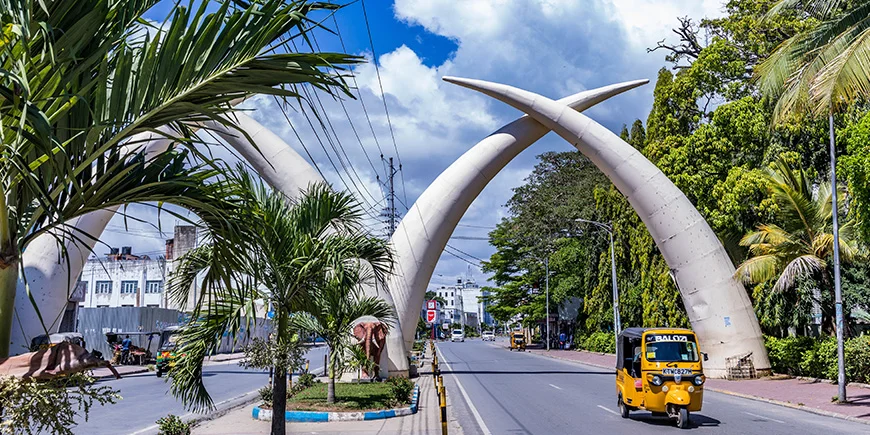 Das Mombasa Tusks-Denkmal in der Stadt Mombasa