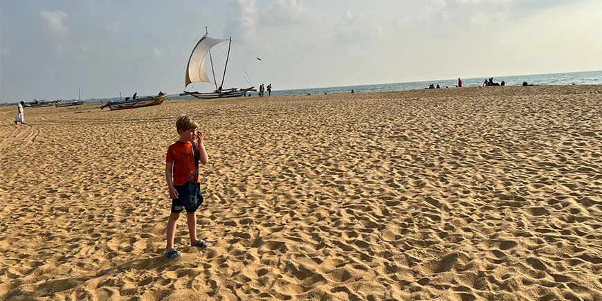 Junge steht am Negombo Beach in Sri Lanka
