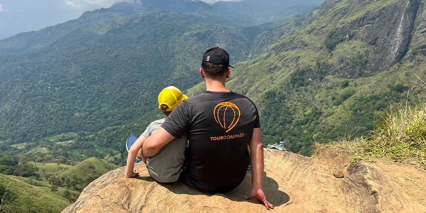 Vater und Sohn auf dem Little Adam's Peak in Sri Lanka