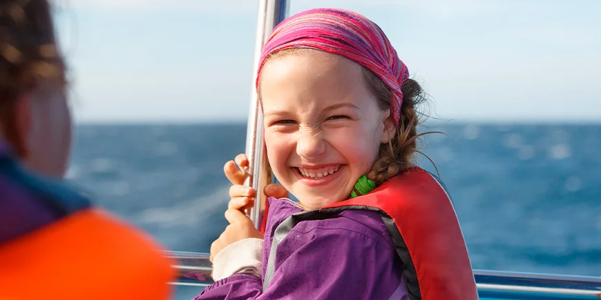 Mädchen auf Walbeobachtungstour bei Mirissa in Sri Lanka