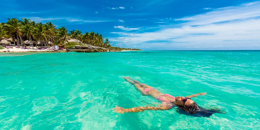 Frau im Wasser am Strand von Tulum