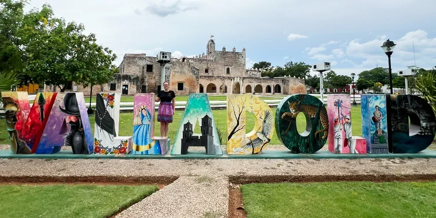 Chrismarie steht vor dem Valladolid-Schriftzug in Mexiko