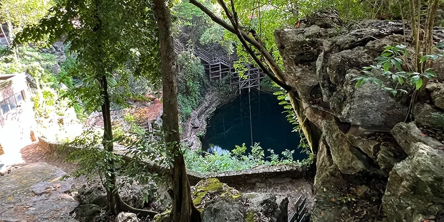 Eingang zum Cenote Zaci