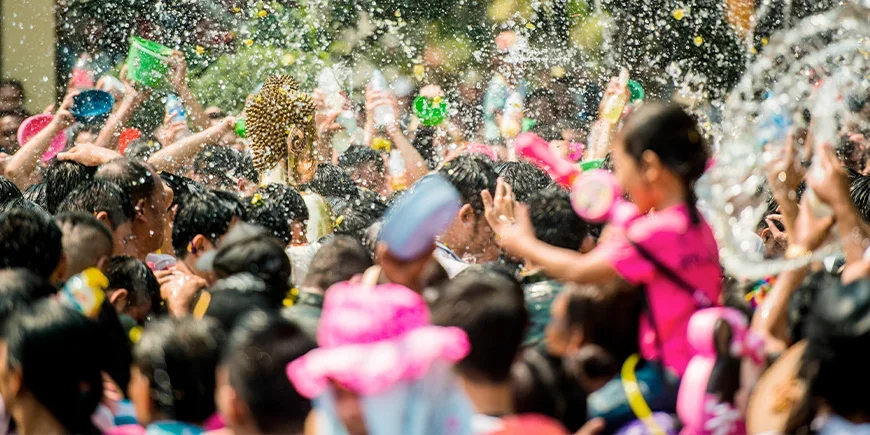 Wasserschlacht auf Thailands Straßen während des Songkran-Fests