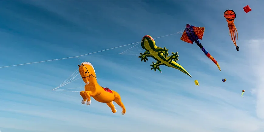 Drachen, die zum Māori-Neujahr in den Himmel steigen