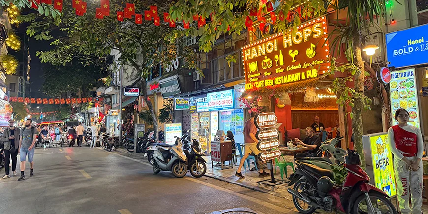 Straße in Hanoi nach Einbruch der Dunkelheit