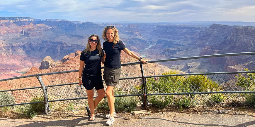 Zwei Frauen stehen an einem Aussichtspunkt am Grand Canyon in den USA