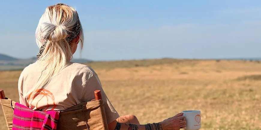 Cat trinkt Kaffee auf der Savanne in Kenia