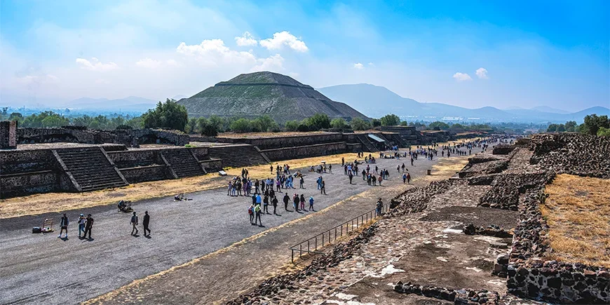 Straße der Toten und Pyramide der Sonne in Teotihuacan, Mexiko
