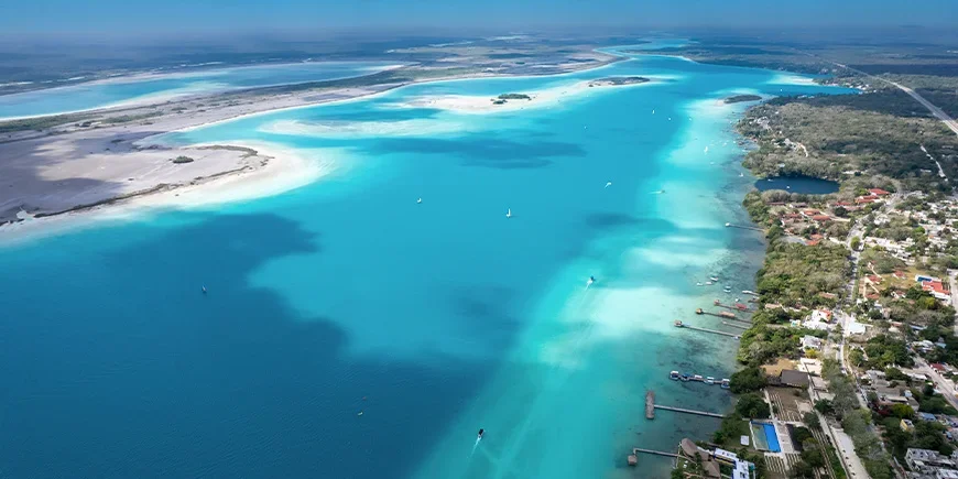Die Lagune der sieben Farben in Bacalar, Mexiko