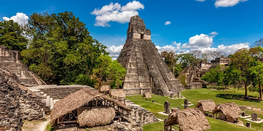 Wunderschöne Pyramide und Ruinen im Nationalpark Tikal in Guatemala