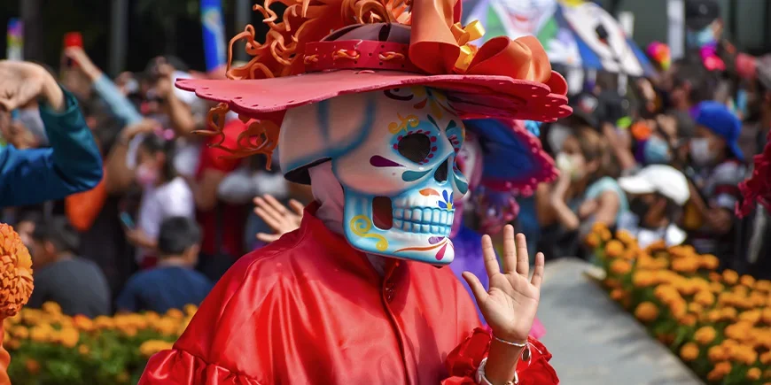 Verkleidete Person während der Parade zum Tag der Toten in Mexico Stadt