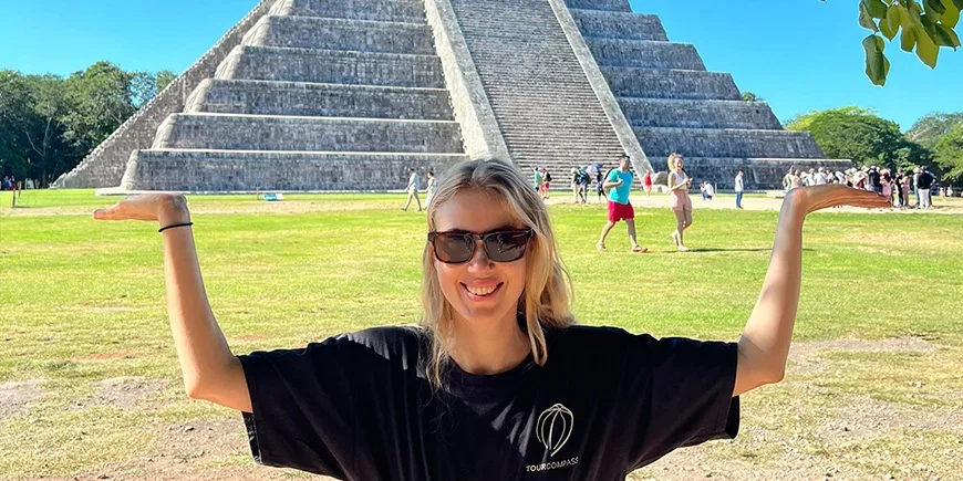 Nadia hat Spaß in Chichén Itzá