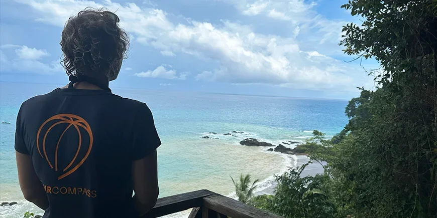 Meike blickt über das Wasser im Nationalpark Corcovado