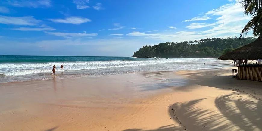 Der Strand von Mirissa an einem sonnigen Tag