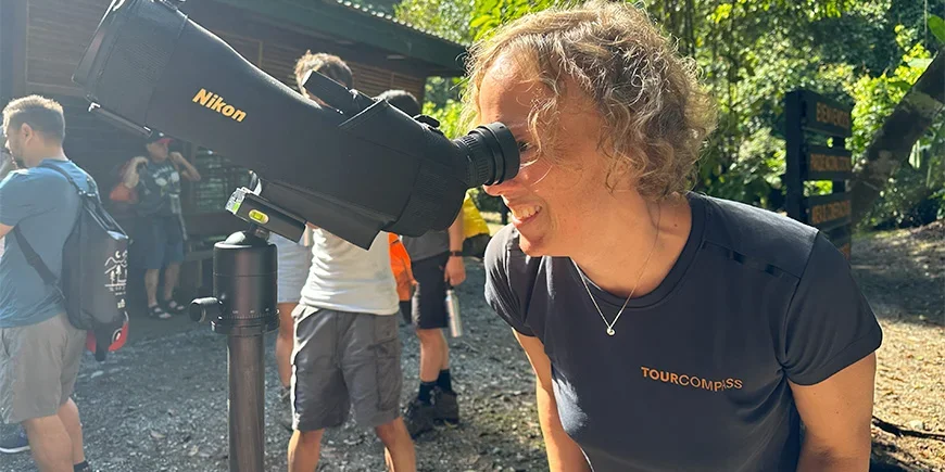Meike späht in Corcovado mit dem Fernglas nach Wildtieren