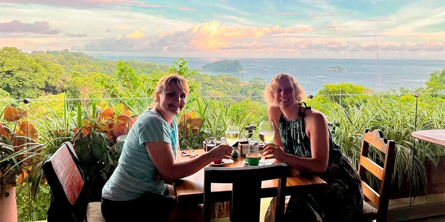 Meike und eine Freundin genießen ein Getränk in einem Café in Costa Rica