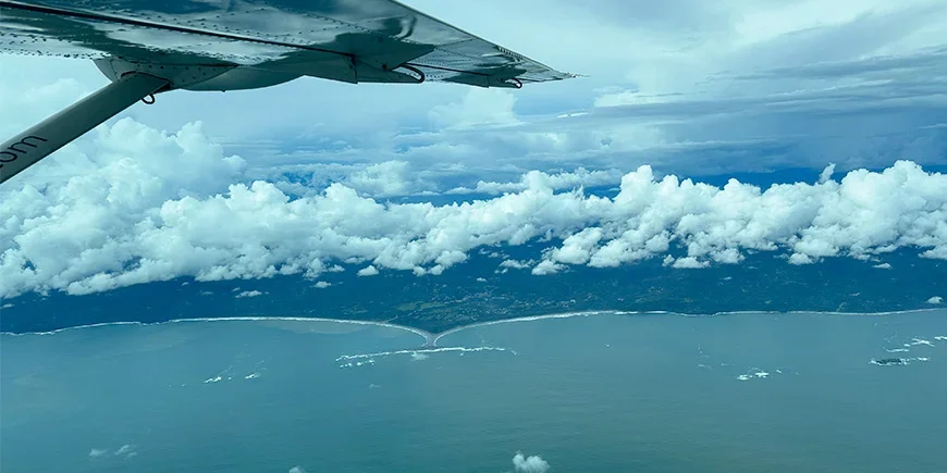 Blick aus einem Leichtflugzeug über Costa Rica
