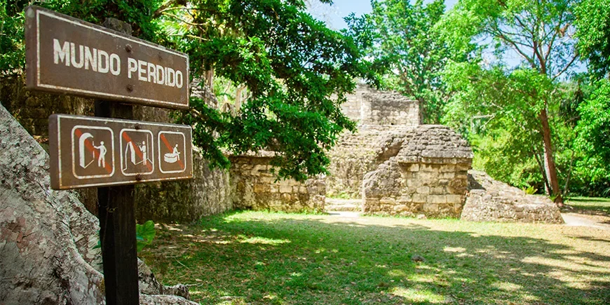 Wegweiser vor einer Ruine im Nationalpark Tikal
