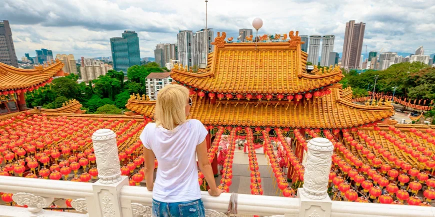 Frau mit Blick auf den Thean-Hou-Tempel in Kuala Lumpur