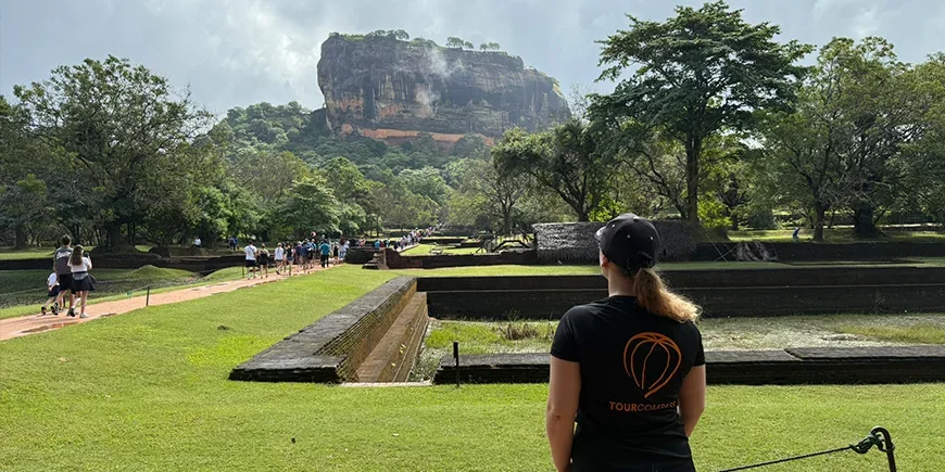 Louise von TourCompass blickt auf Sigiriya in Sri Lanka