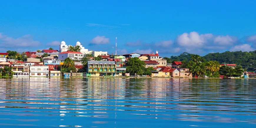 Die Insel Flores in Guatemala vom Wasser aus gesehen