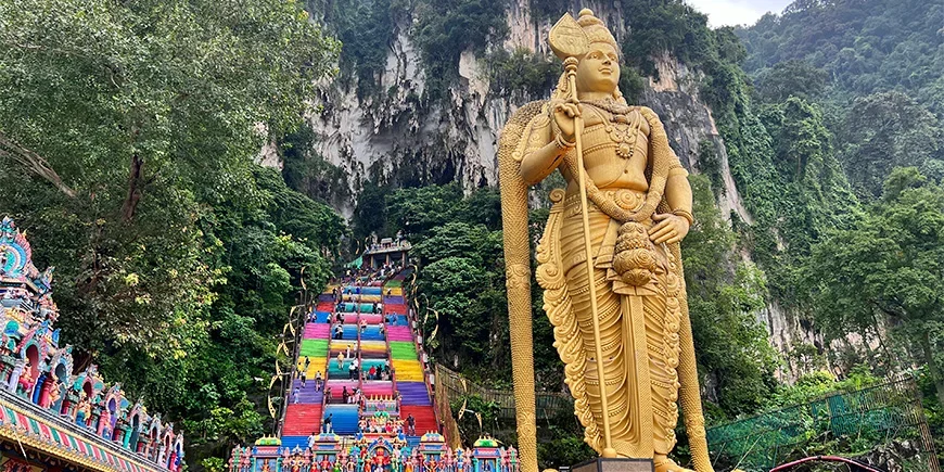 Die Treppe am Eingang zu den Batu Caves in Kuala Lumpur