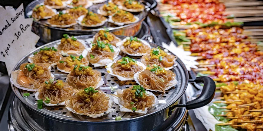 Gerichte vom Streetfood-Markt Jalan Alor in Kuala Lumpur