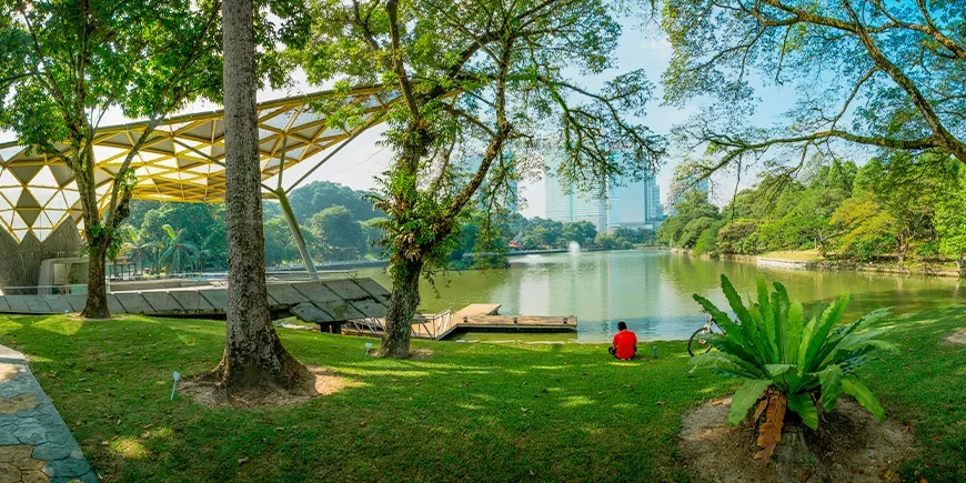 Mann, der sich im Park der Perdana Botanical Gardens in Kuala Lumpur entspannt