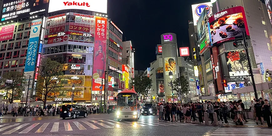 Shibuya Crossing auf Straßenhöhe