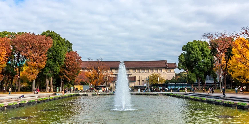 Das Nationalmuseum Tokio, umgeben von herbstlichen Farben