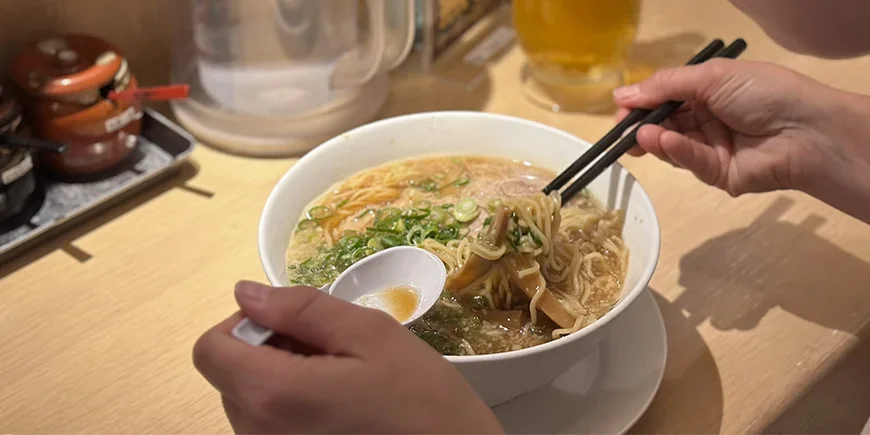 Frau, die in Japan Ramen isst