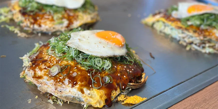 Ein Okonomiyaki im Hiroshima-Stil
