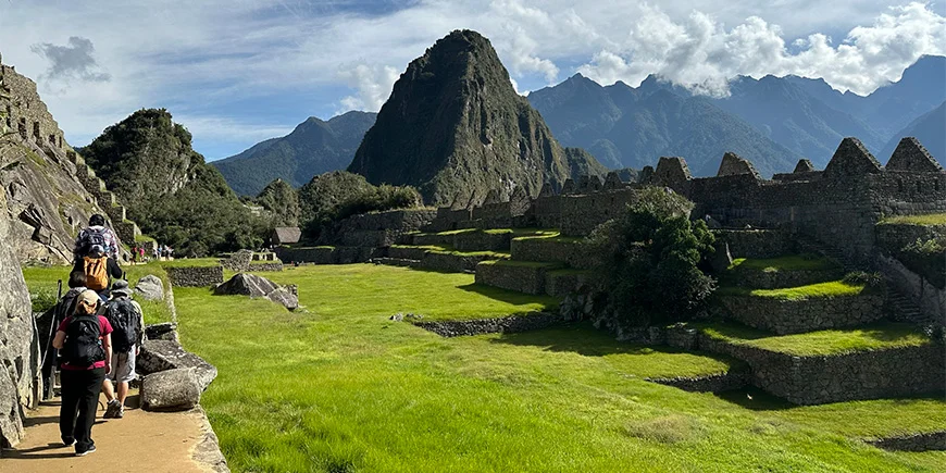 Wandern zwischen den Ruinen von Machu Picchu