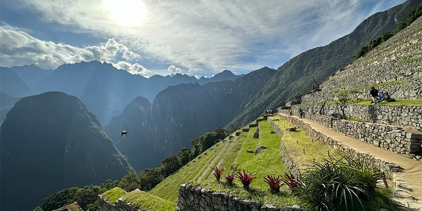 Blick von einer der oberen Terrassen in Machu Picchu