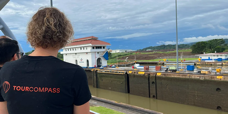 Meike von TourCompass an den Miraflores-Schleusen des Panamakanals