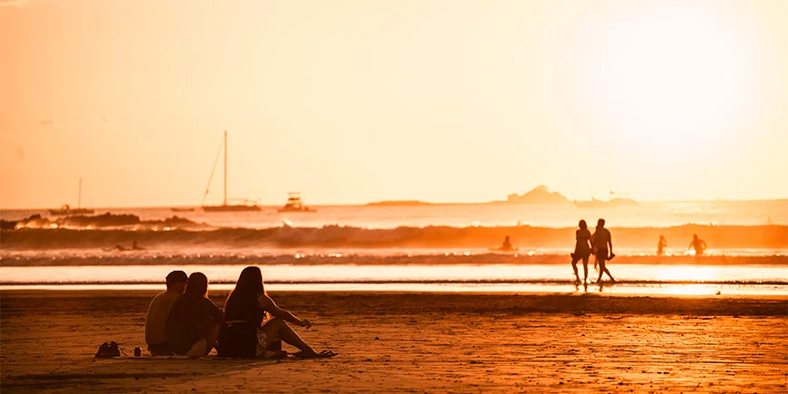 Sonnenuntergang an einem wunderschönen Strand in Tamarindo