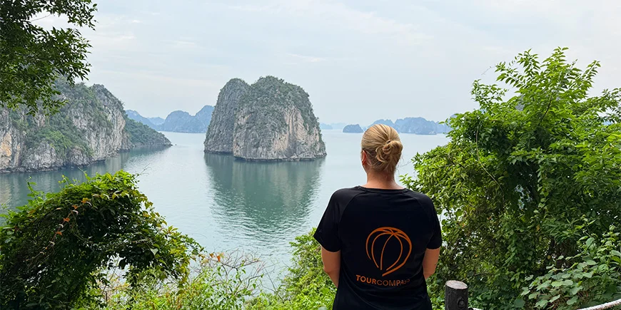 Michelle von TourCompass blickt über die Bai Tu Long-Bucht in Vietnam