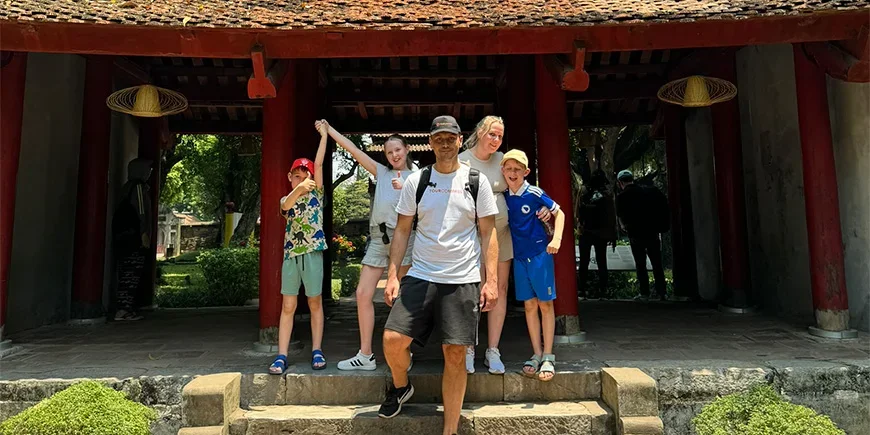 Unsere Kollegen Dino und Mira in Vietnam mit ihren drei Kindern