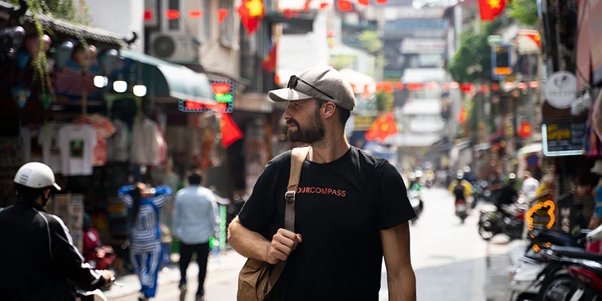 Mann, der eine Straße in Hanoi, Vietnam, entlanggeht