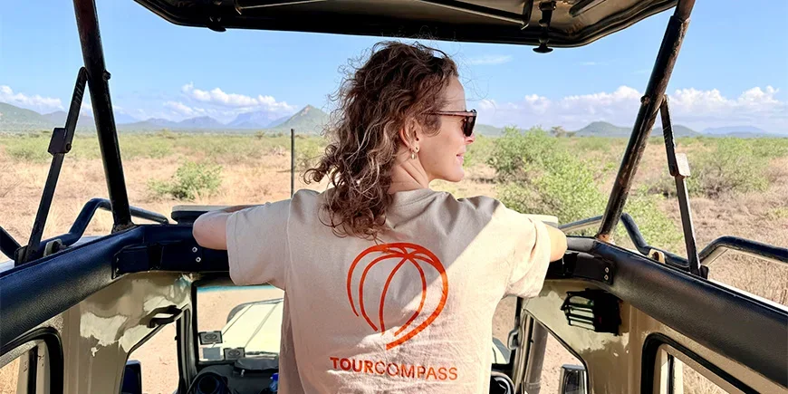 Frau im TourCompass-T-Shirt auf Safari in Samburu im November