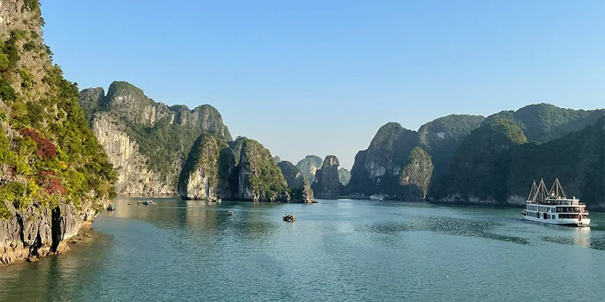 Ein sonniger Tag in der Halong-Bucht, Vietnam