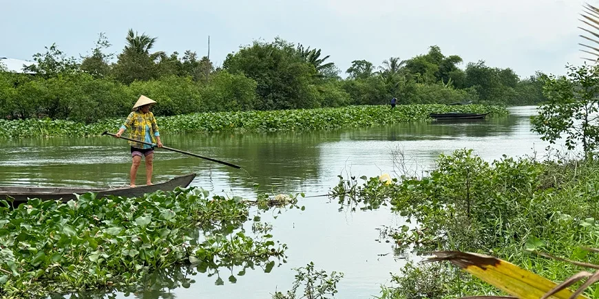 Frau segelt auf dem Mekong-Delta