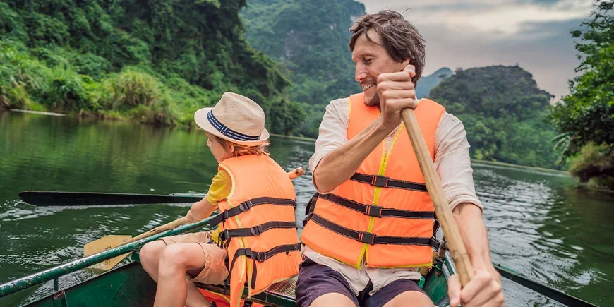 Vater und Sohn segeln in Ninh Binh, Vietnam