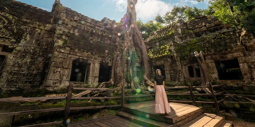 Frau in einem TourCompass-T-Shirt steht in Angkor, Kambodscha