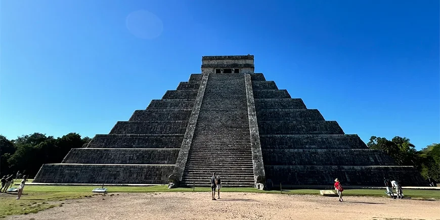 Blauer Himmel über Chichén Itzá in Mexiko
